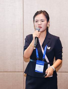 小孩在刷牙 中度可信度描述已自动生成