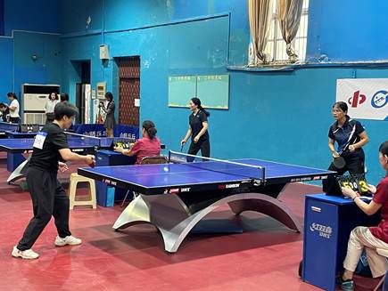 女人站在乒乓球桌子 低可信度描述已自动生成