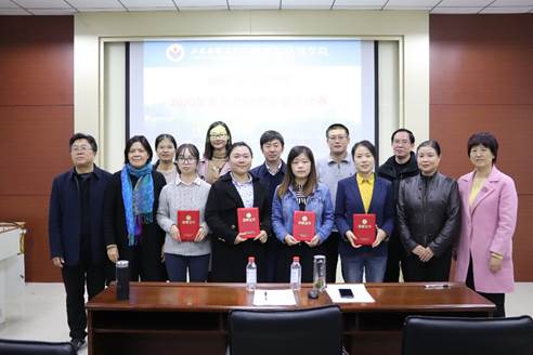 图片包含 人, 室内, 桌子, 站描述已自动生成