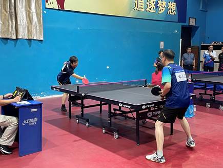 人站在乒乓球桌子 低可信度描述已自动生成
