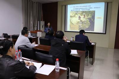 一群人在房间里的电视描述已自动生成